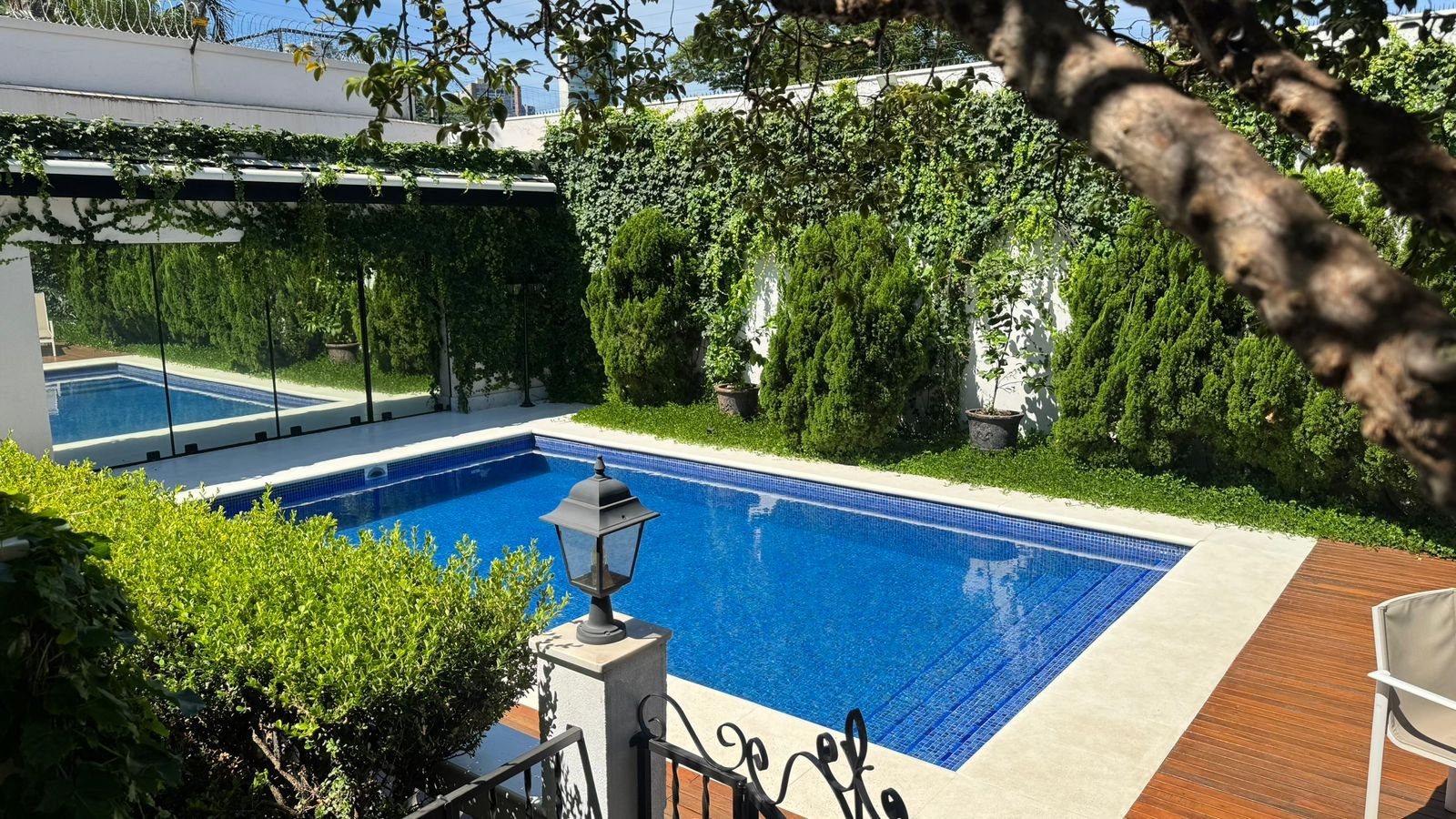 Vista lateral da piscina