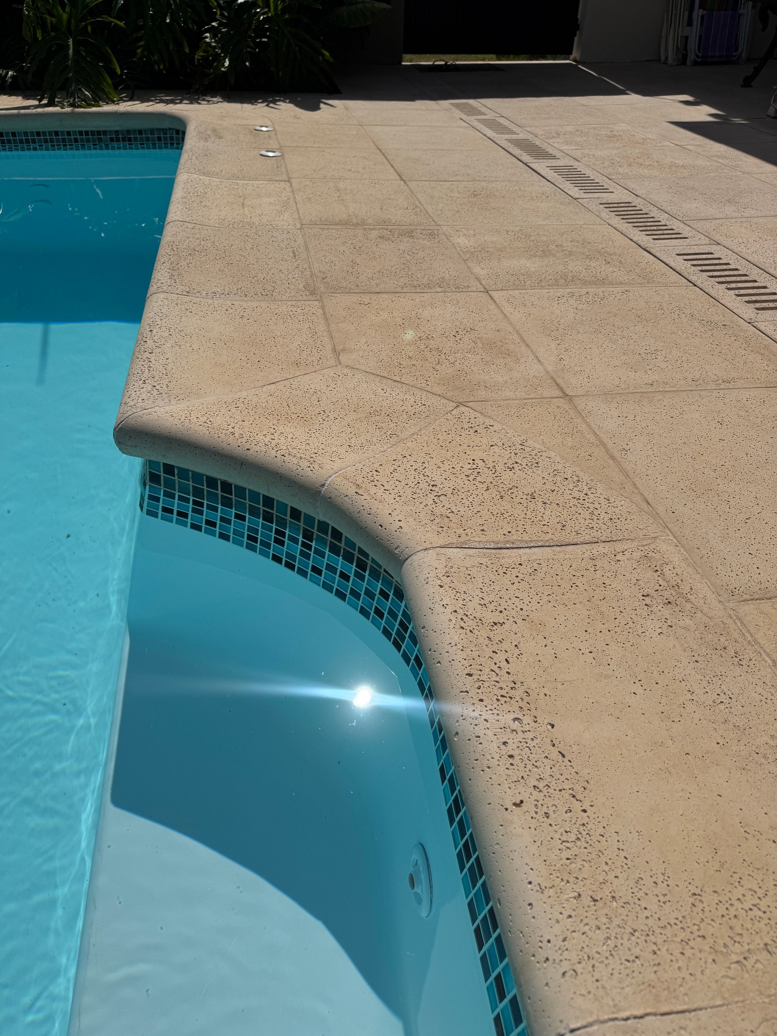 Piscina de fibra com acabamento